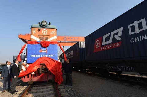 中歐班列要中途兩次換軌,到底是什么原因?qū)е碌模? /><br /></p><p>　　鐵軌本身成本很高，火車、車站等各種設(shè)施都配備了鐵路。即使俄羅斯有這個想法，也不容易大張旗鼓地把所有的鐵路改造成符合國際標(biāo)準(zhǔn)。而且寬軌鐵路真的會更加安全舒適。因此，在未來近200年里，蘇聯(lián)和俄羅斯將保留俄羅斯留下的寬軌鐵路遺產(chǎn)。</p><p>　　中歐列車解決方案：中途換軌。</p><p>　　說到中歐列車，大家一定都很熟悉。它是中國、歐洲和“一帶一路”沿線國家之間的集裝箱國際鐵路聯(lián)運(yùn)列車。目前主要是貨運(yùn)。當(dāng)然，中國也有直接乘坐莫斯科的客運(yùn)列車，但整個過程需要一個多星期。</p><p>　　但是，不管是中歐火車還是國際客運(yùn)火車，從中國到俄羅斯，他們都需要做一件事情，那就是換軌道。在中國，軌道設(shè)計(jì)使用的是國際標(biāo)準(zhǔn)寬度，即1435毫米，而俄羅斯則是1524毫米。同一列火車顯然不能適用于不同標(biāo)準(zhǔn)的軌道，鐵路也不能像公路一樣拓寬。因此，中國火車要想在俄羅斯正常運(yùn)行，只能換軌</p><p>　　但這種換軌并不意味著換軌，而是用吊裝設(shè)備吊起列車的車廂，然后固定在俄羅斯鐵軌的空輪軌上方，最后由俄羅斯機(jī)車牽引離開。與其說是換軌，不如說是換車。聽起來很麻煩，事實(shí)也是如此。一次換軌通常需要三到四個小時(shí)，這種操作在中歐列車的運(yùn)行過程中需要兩次。乘客遇到這種情況，只能耐心等待。</p>
		
		<p class=