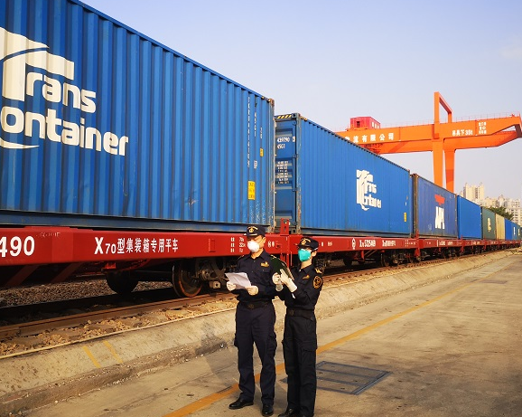 廣東首個(gè)通過(guò)鐵路通關(guān)報(bào)關(guān)的貨物,標(biāo)志著中歐鐵路通關(guān)模式在東莞正式啟動(dòng)
