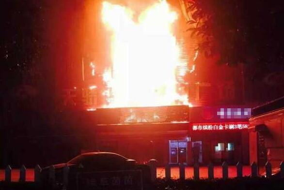 疑似LED顯示屏線路問(wèn)題致廣場(chǎng)突發(fā)火災(zāi)
