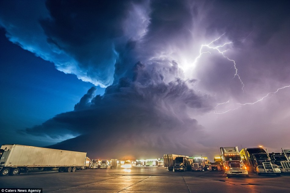 戶外LED顯示屏怎么應對雷雨天氣？