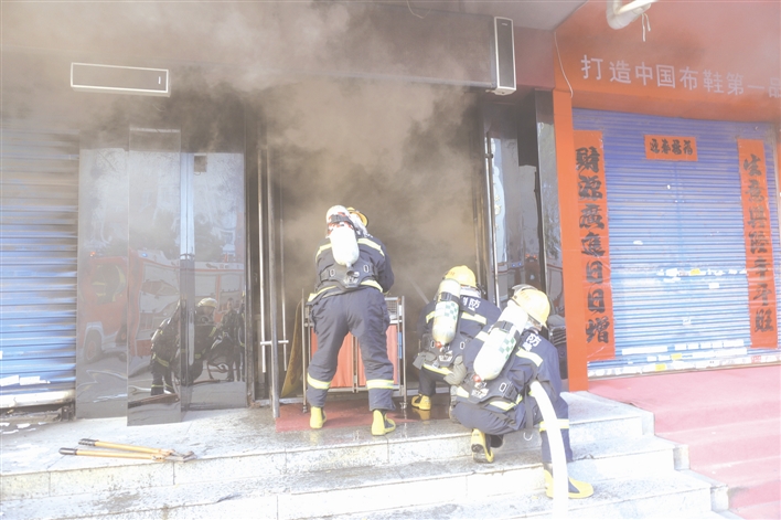  10月19日，松山區(qū)迎金路發(fā)生一起臨街商鋪火災(zāi)